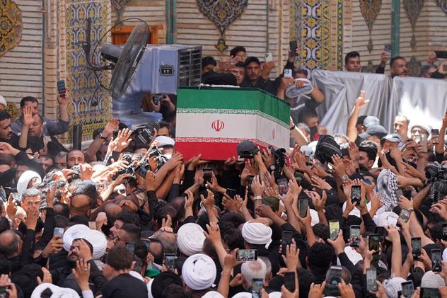 Multitudinaria despedida al líder supremo iraní Alí Jamenei en la ciudad santa de Nayaf