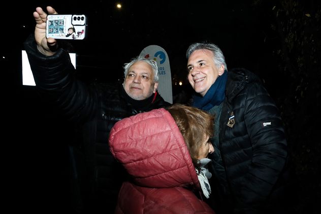 El gobernador Martín Llaryora con vecinos de Bº Parque Jorge Newbery
