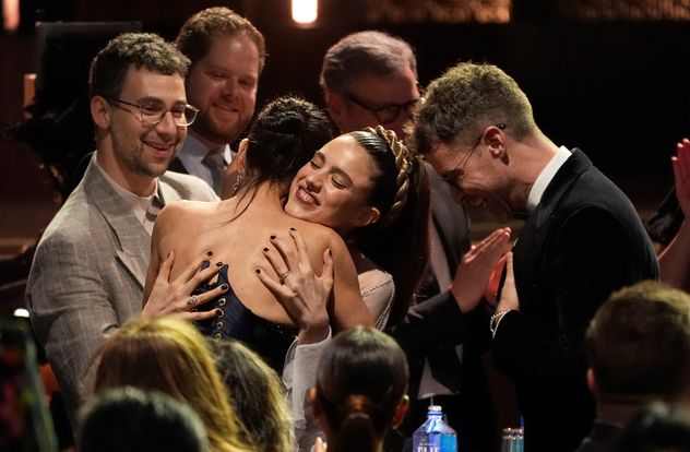 Jack Antonoff, Demi Moore y Margaret Qualley en los Critics Choice Awards de 2025