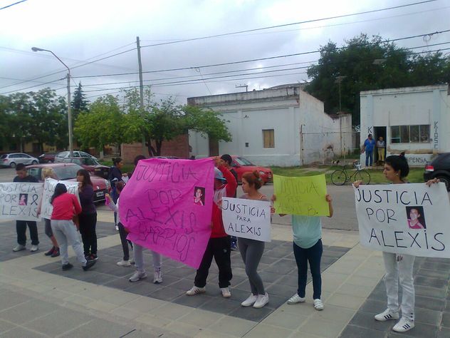 Protesta de familiares y amigos de Carlos Alexis Barrios por justicia.