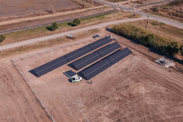 Marcos Juárez inauguró su primer parque solar comunitario.