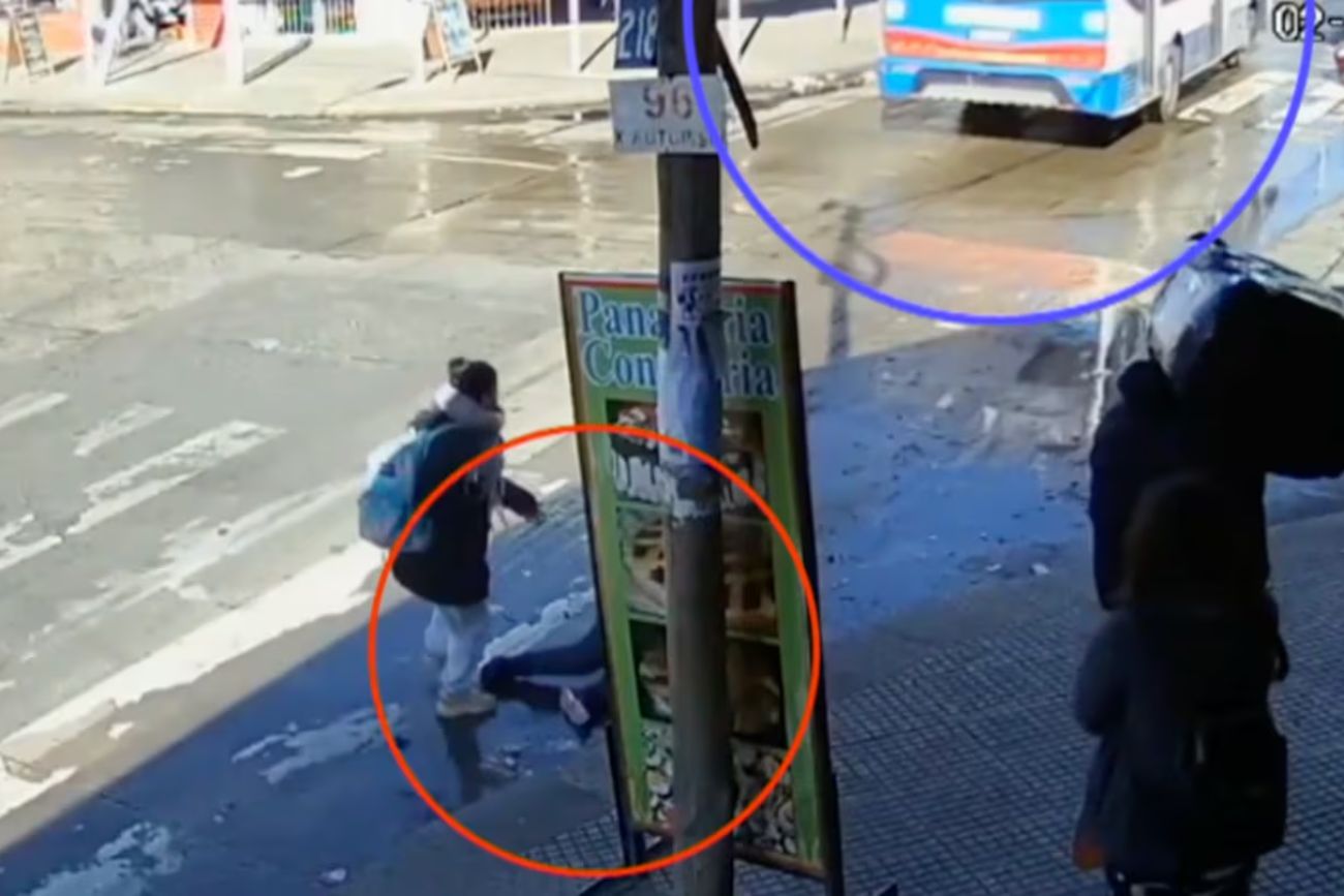 Un colectivero arrastró 15 metros a una mujer de 74 años y se fue sin asistirla: está bien de salud