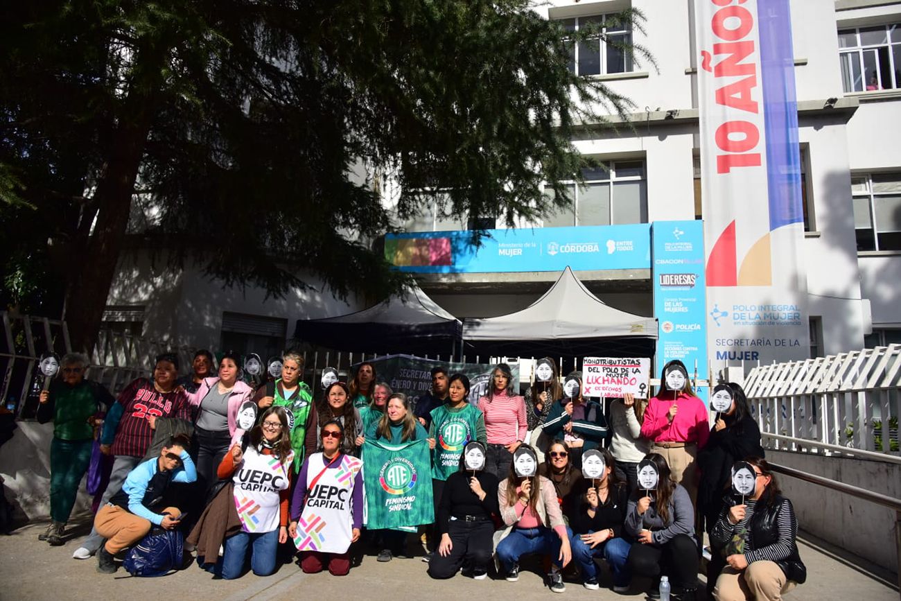Trabajadoras del Polo de la Mujer realizan una asamblea abierta y piden una mesa de diálogo para discutir la continuidad laboral de las trabajadoras residentes.