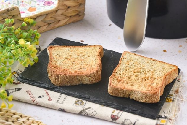 Cómo hacer tostadas perfectas en la air fryer: el paso a paso para un dorado uniforme.