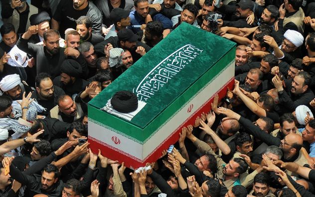 El ataúd del difunto Líder Supremo iraní, el ayatolá Ali Jamenei, es llevado por los dolientes al Santuario del Imam Ali en Najaf, Irak, el 8 de julio de 2026. (Anmar Khalil)