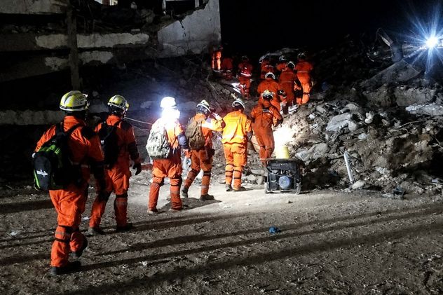 Brigadistas cordobeses en el lugar de los terremotos. 