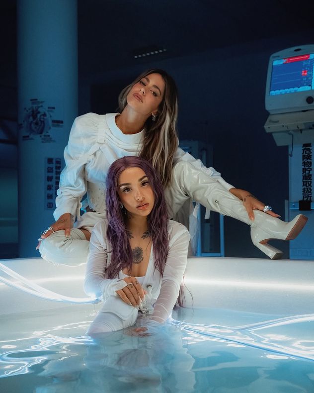 María Becerra y Tini Stoessel para el videoclip de "Hasta que me enamoro".