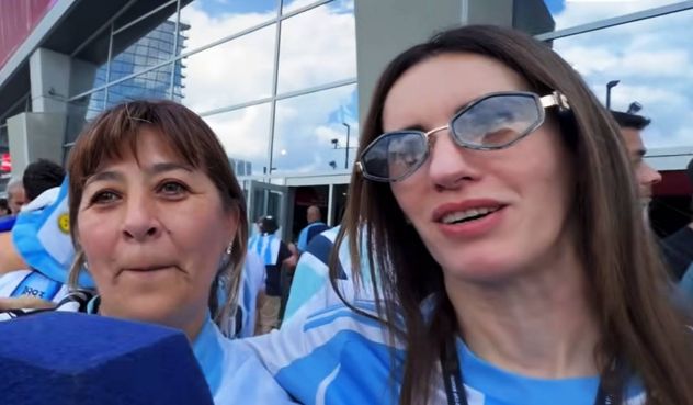 Se quedaron en el baño del estadio por cábala.