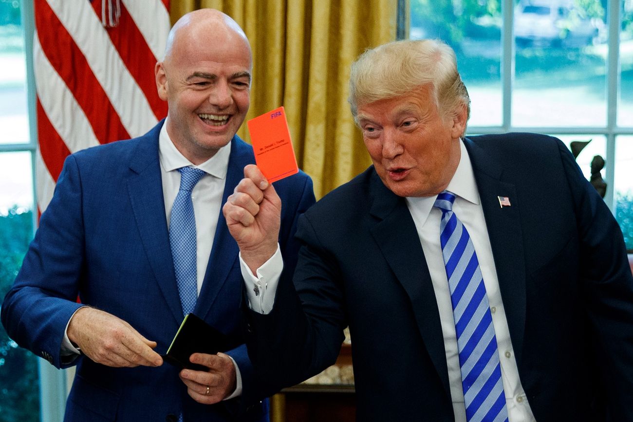 Se investigan los vínculos entre el titular de la Fifa, Gianni Infantino, y el presidente de Estados Unidos, Donald Trump. (AP)