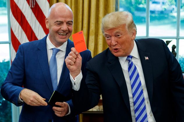 Se investigan los vínculos entre el titular de la Fifa, Gianni Infantino, y el presidente de Estados Unidos, Donald Trump. (AP)