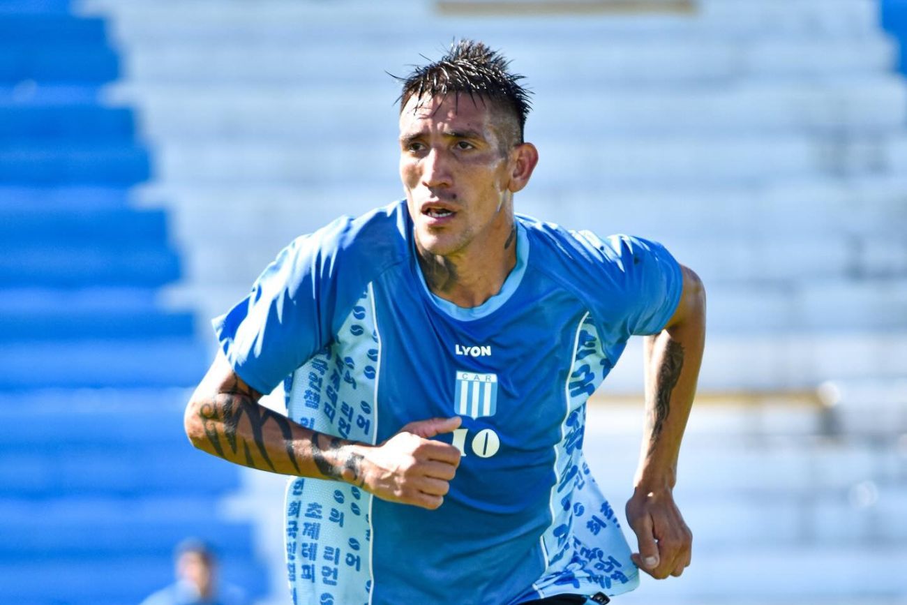 Ricardo Centurión con la camiseta de entrenamiento de Racing de Nueva Italia.