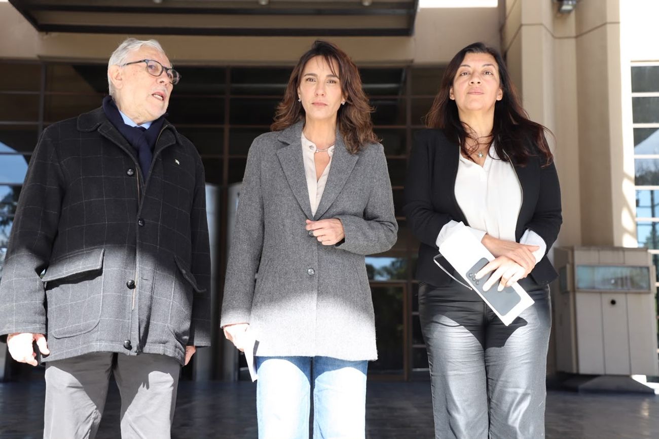 Natalia de la Sota en Tribunales federales, con sus abogados patrocinantes Félix López Amaya y Marta Lastra.