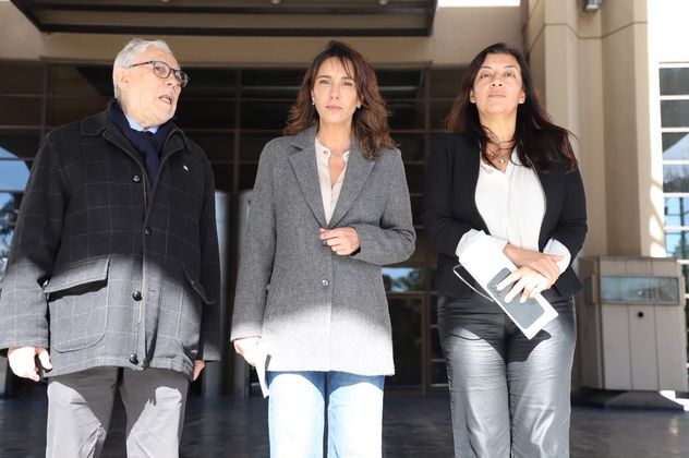 Natalia de la Sota en Tribunales federales, con Félix López Amaya y Marta Lastra. 
