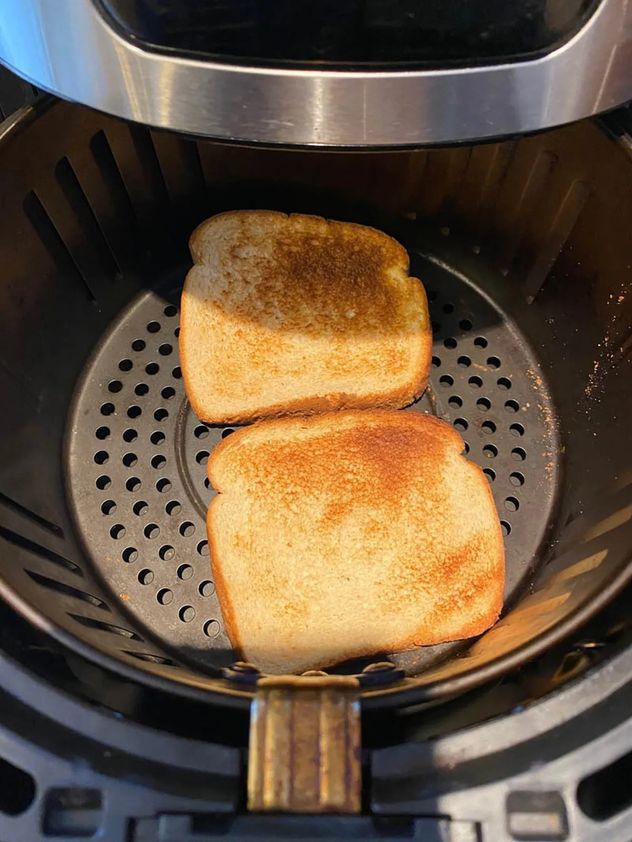 Cómo hacer tostadas perfectas en la air fryer: el paso a paso para un dorado uniforme.