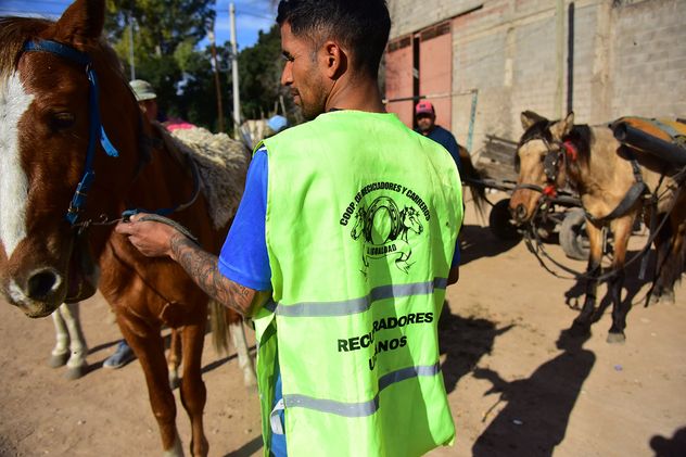 Carreros de la Cooperativa La Igualdad piden que les entreguen los vehículos de carga.