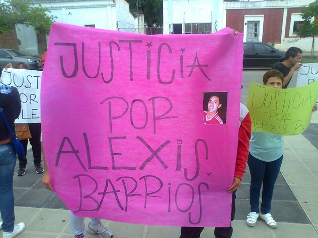 Protesta de familiares y amigos de Carlos Alexis Barrios por justicia.
