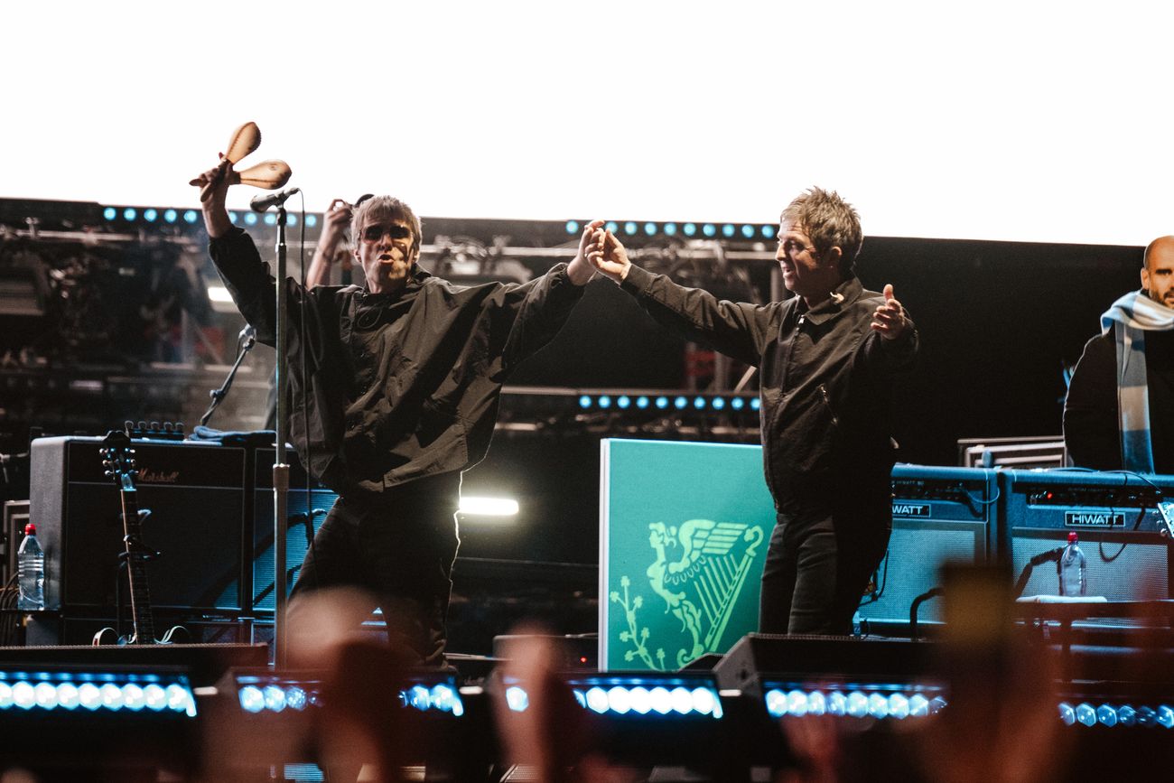 Liam y Noel Gallagher en River, a fines del año pasado. (DF Entertainment)
