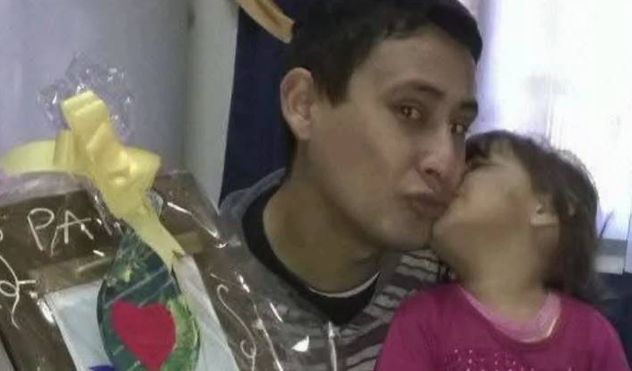 Gabriel Vega junto a Agostina Vega, cuando era pequeña.
