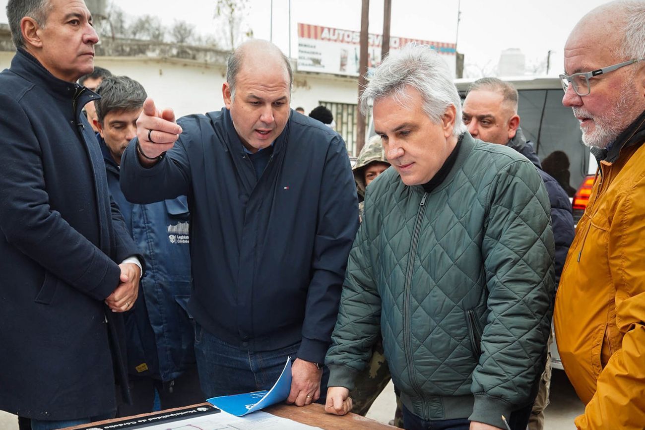 El gobernador Martín Llaryora supervisando el avance de obras de pavimentación y red cloacal en barrio Villa Unión.