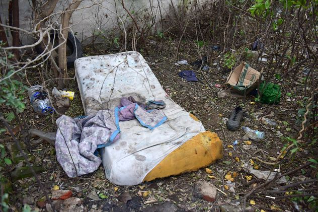 Un hombre en situación de calle fue encontrado muerto en un descampado en Villa Bustos. (Nicolás Bravo / La Voz)