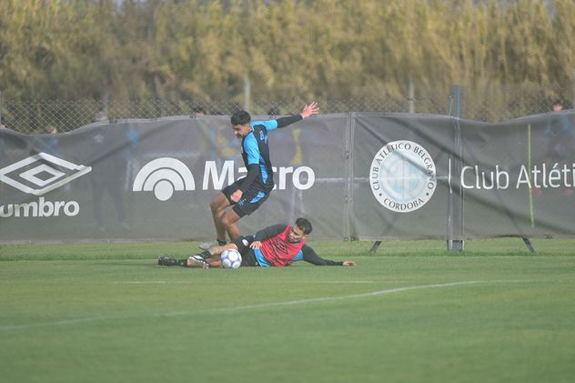 El Chino va al suelo en busca de la pelota (Pedro Castillo / La Voz).