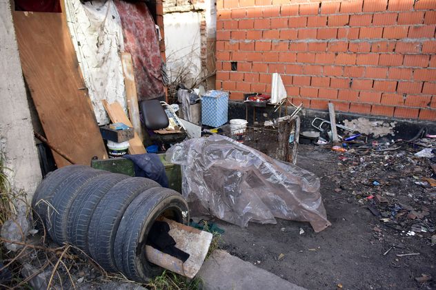 Un hombre en situación de calle fue entontrado muerto en una casa en construcción en barrio Ameghino Norte. (Nicolás Bravo / La Voz)