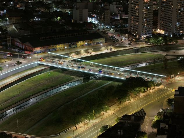 Se terminaron las obras del puente Maipú, que cuenta con nueva iluminación ornamental.