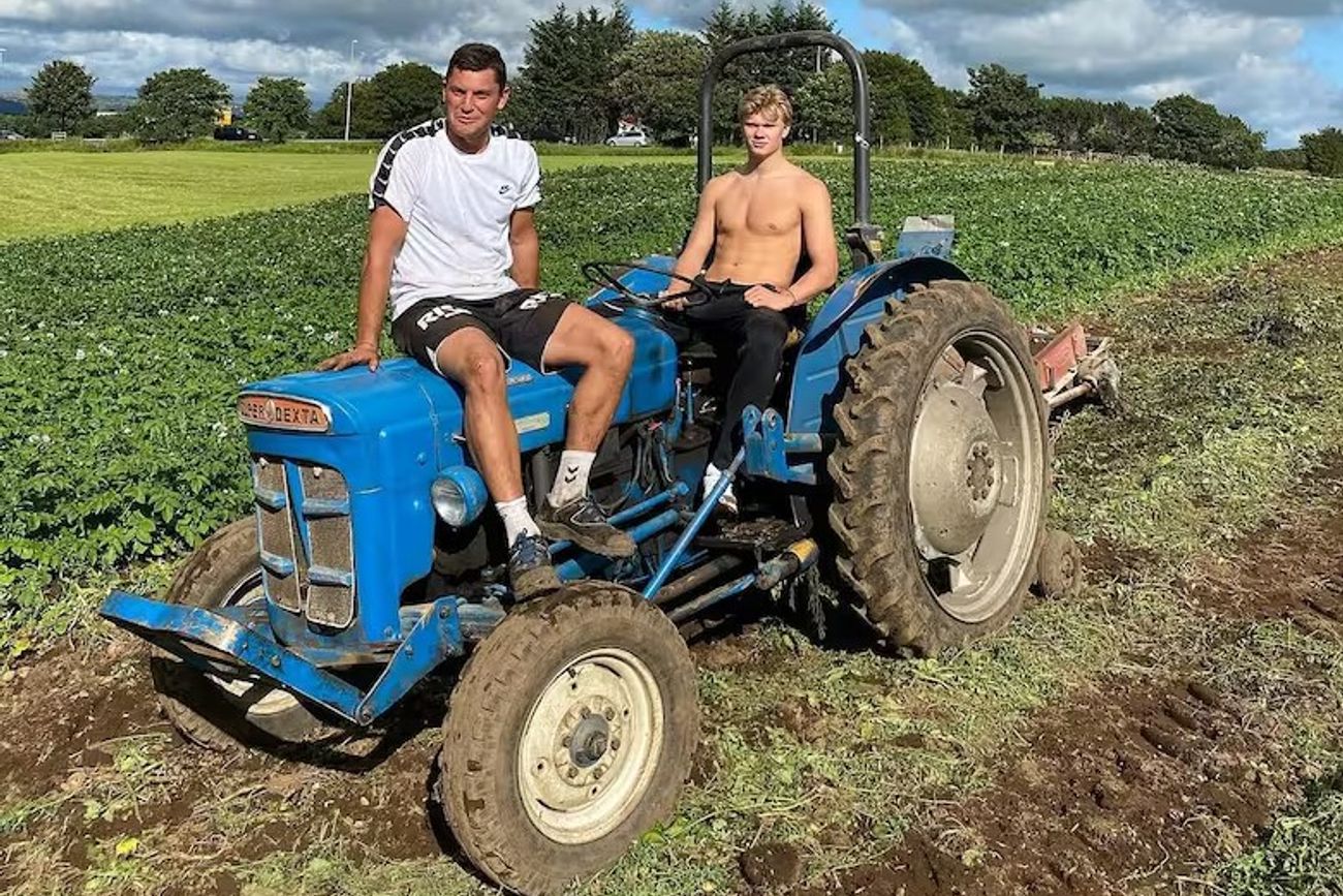 EN EL CAMPO. Erling Haaland sobre un tractor, en un campo de papa, en Noruega.