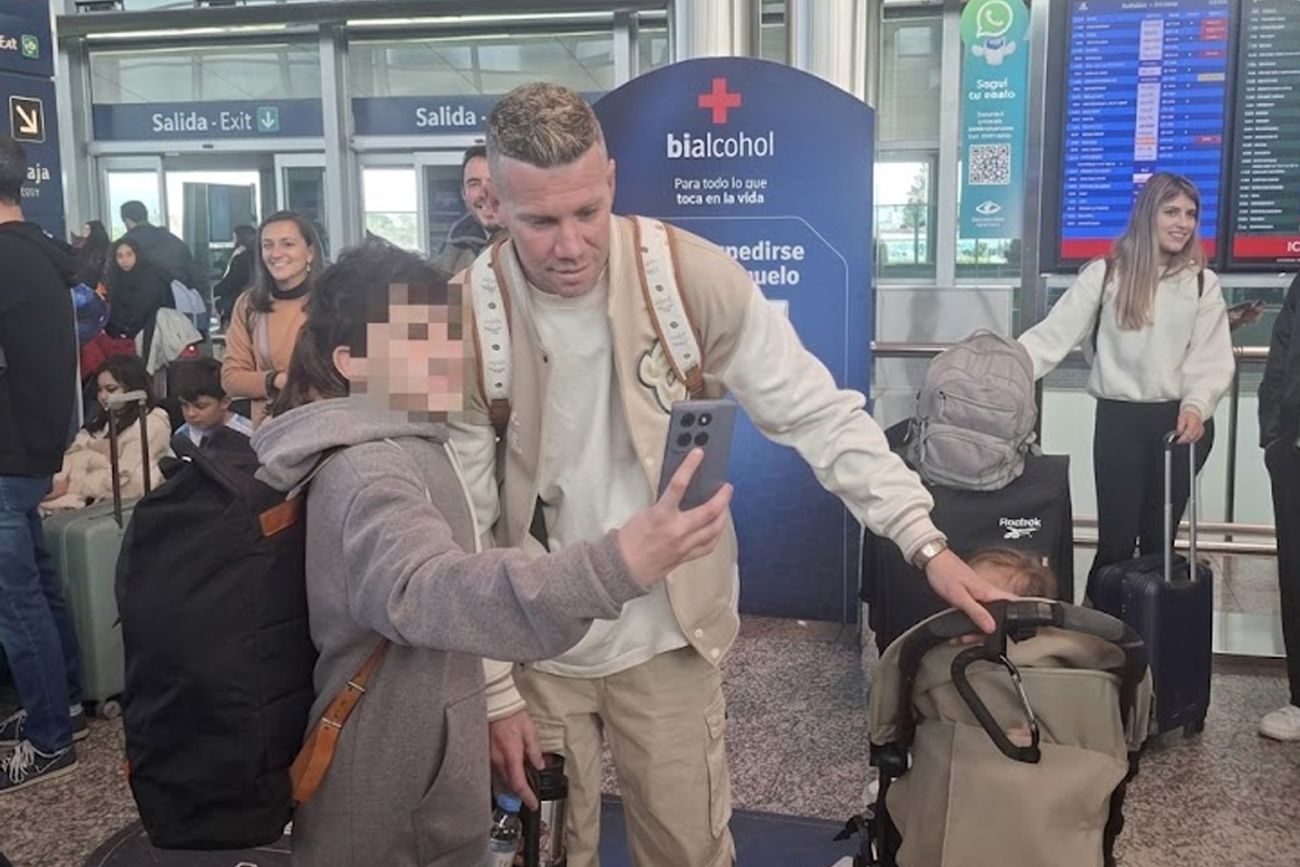 Herrera se sacó fotos con más de un hincha antes de viajar a Brasil.