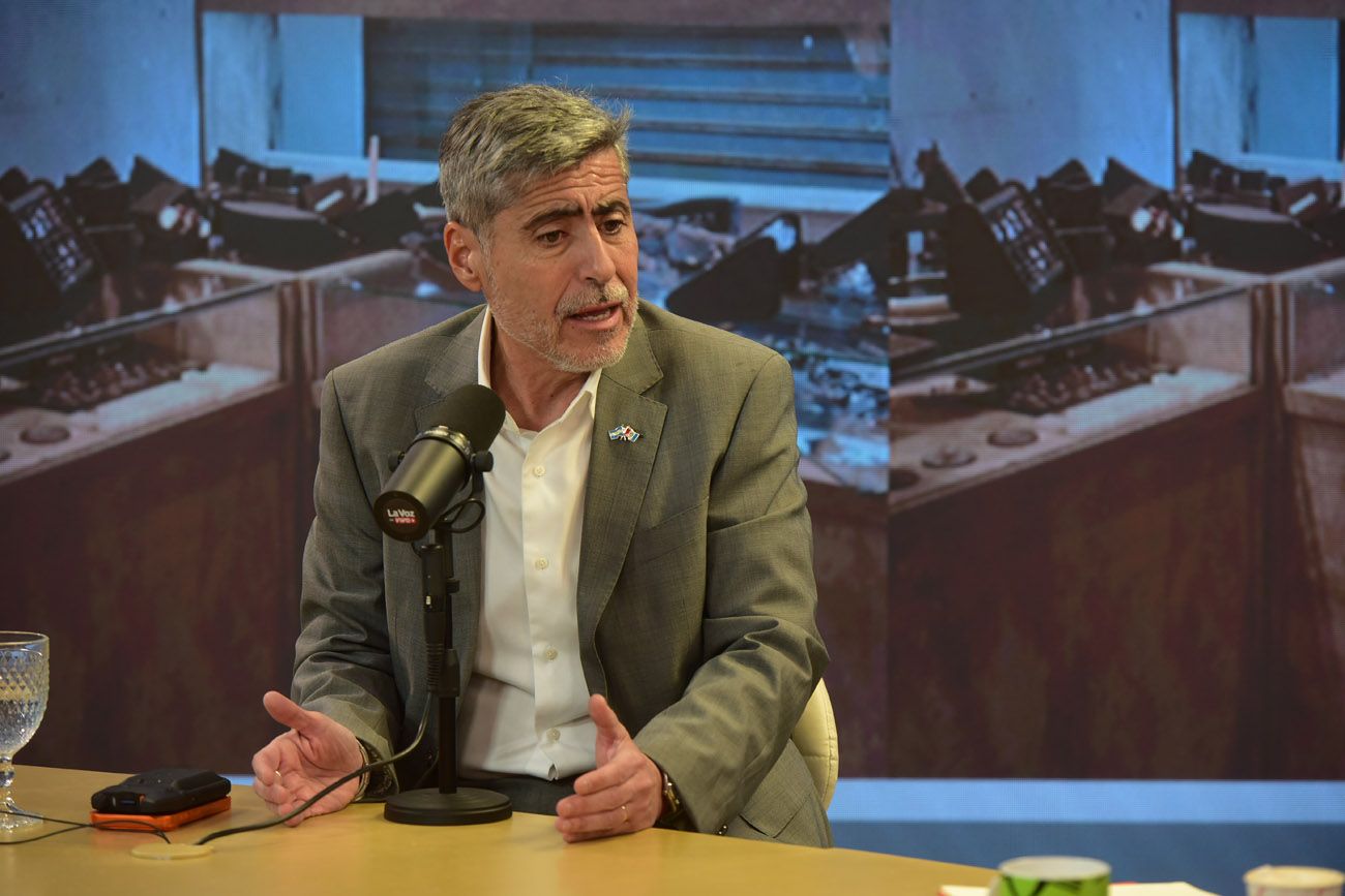 El ministro de seguridad Juan Pablo Quinteros en el streaming de La Voz en vivo. (Nicolás Bravo / La Voz)