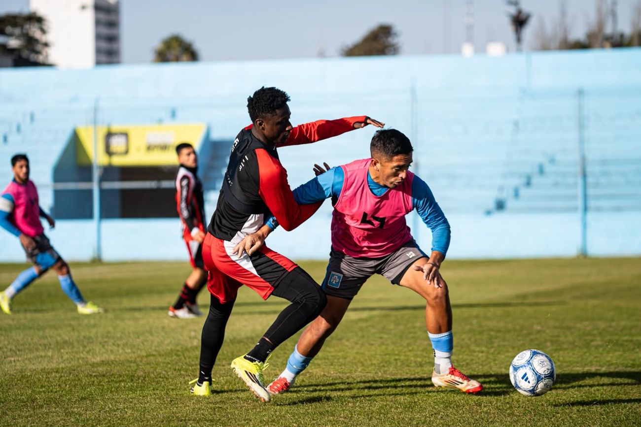 Instituto empató un amistoso y luego ganó el siguiente ante Estudiantes.