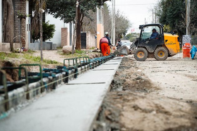 Obras de pavimentación y red cloacal en barrio Villa Unión.