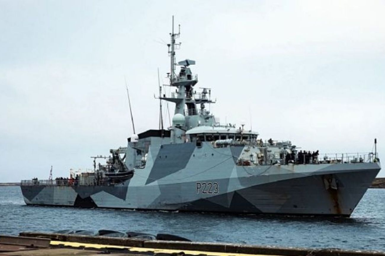 HMS Medway, el buque británico que navegó por aguas argentinas sin permiso.