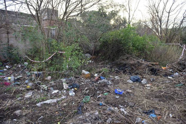Un hombre en situación de calle fue encontrado muerto en un descampado en Villa Bustos. (Nicolás Bravo / La Voz)
