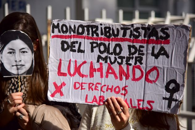 Trabajadoras del Polo de la Mujer realizan una asamblea abierta y piden una mesa de diálogo para discutir la continuidad laboral de las trabajadoras residentes.