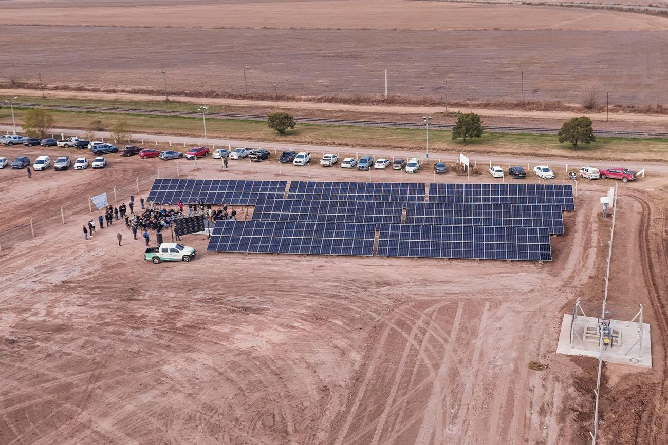 Marcos Juárez inauguró su primer parque solar comunitario.