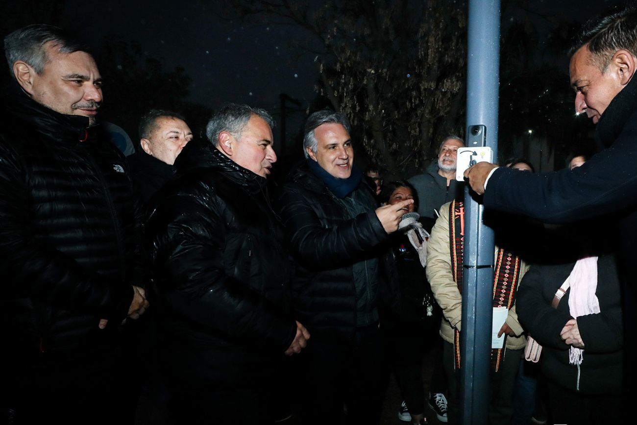 Acto de inauguración de luminarias en plaza Soldado Aeronáutico en Bº Parque Jorge Newbery.
