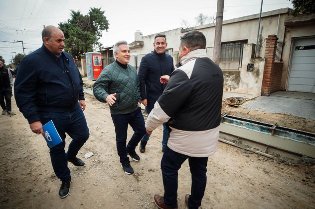 Martín Llaryora saludando a vecinos de barrio Villa Unión.