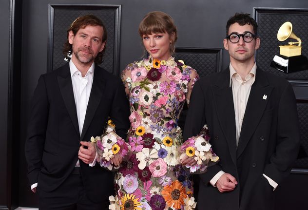 Aaron Dessner, Taylor Swift y Jack Antonoff en los premios Grammy de 2021