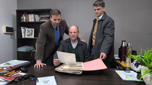 Oscar Dichiara y sus dos hijos, en el estudio jurídico que todos comparten en Río Tercero.