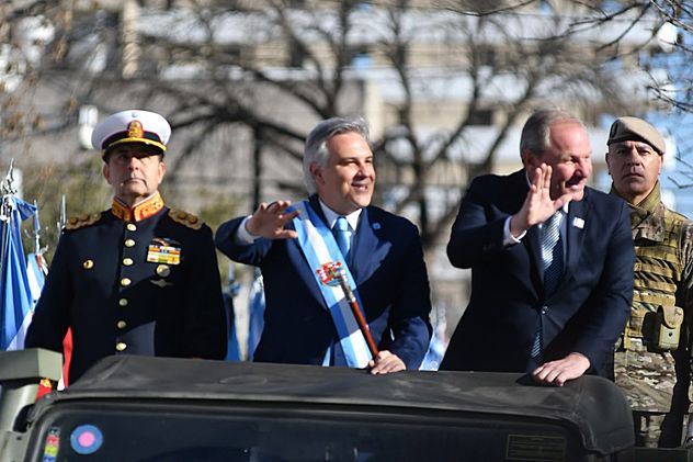 Martín Llaryora gobernador de Córdoba en el desfile del 9 de Julio en Río Cuarto.