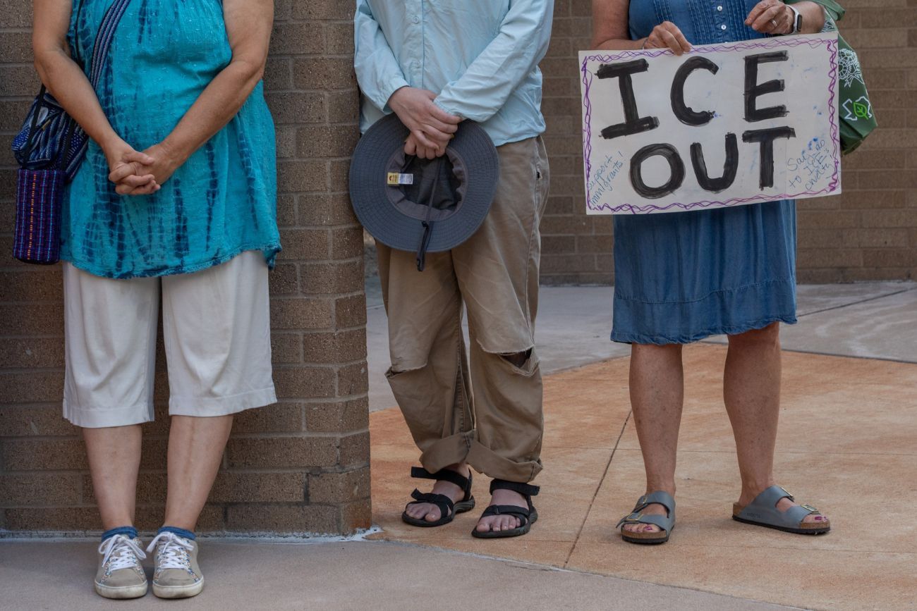 Manifestantes denuncian al ICE mientras asisten a una conferencia de prensa organizada por la Austin Sanctuary Network en Austin, el miércoles 8 de julio de 2026.