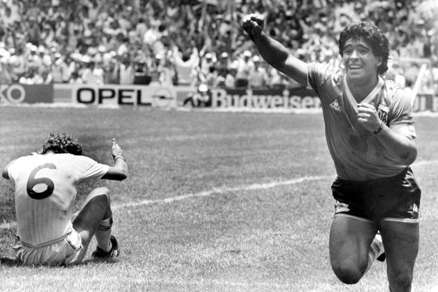 El festejo de Maradona tras el 2-0 ante Inglaterra por los cuartos de final del Mundial de México 1986.