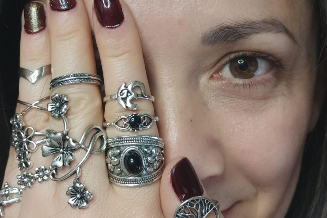 Qué significa que una persona use muchos anillos, según la psicología
