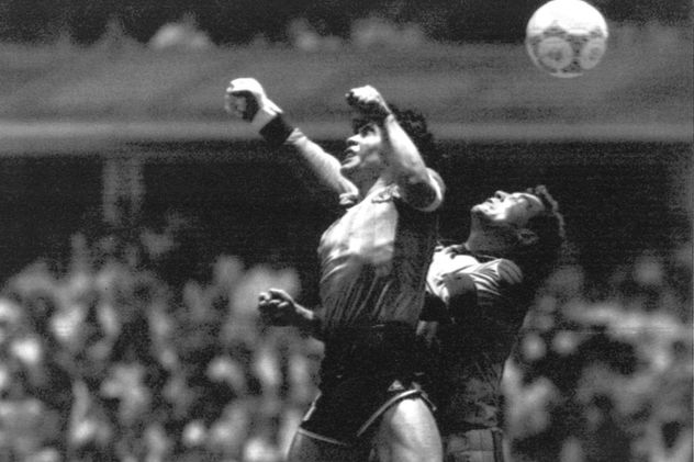 El gol de Maradona con la mano ante Inglaterra.