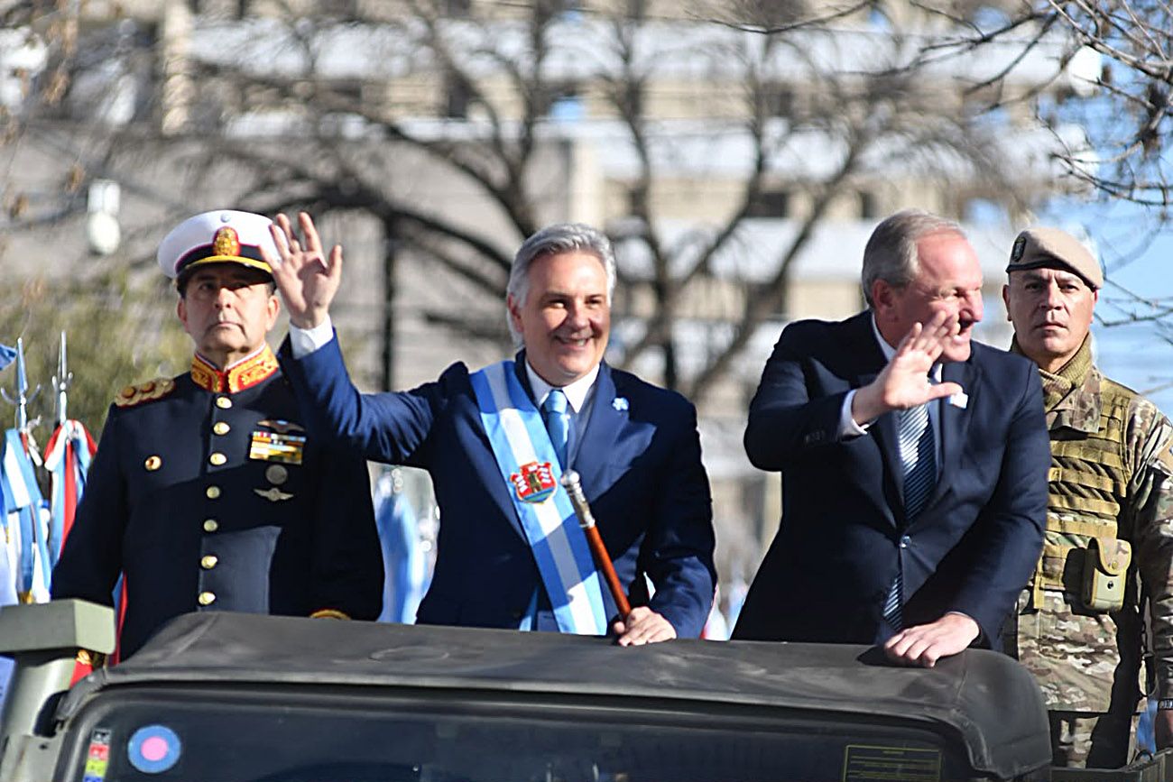 Martín Llaryora gobernador de Córdoba en el desfile del 9 de Julio en Río Cuarto.