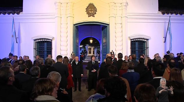 Javier Milei llegó a la vigilia por el Día de la Independencia en Tucumán y brindará un discurso
