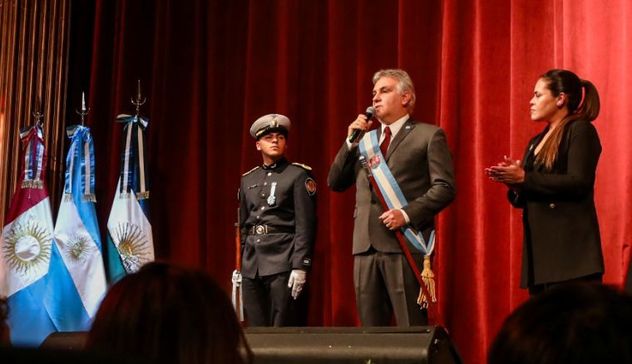 Llaryora en la Velada Patria de Huinca Renancó.