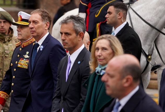 El presidente Javier Milei se dirige al Tedeum en la Catedral Metropolitana, acompañado por sus ministros y asesores.