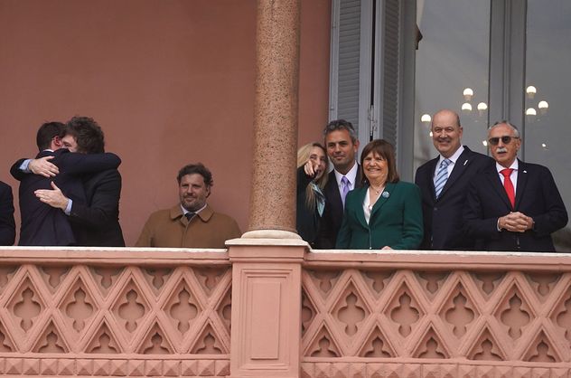 Luego del Tedeum por el 9 de Julio, el Presidente Javier Milei sale al balcón de la Casa Rosada acompañado por sus ministros y asesores.